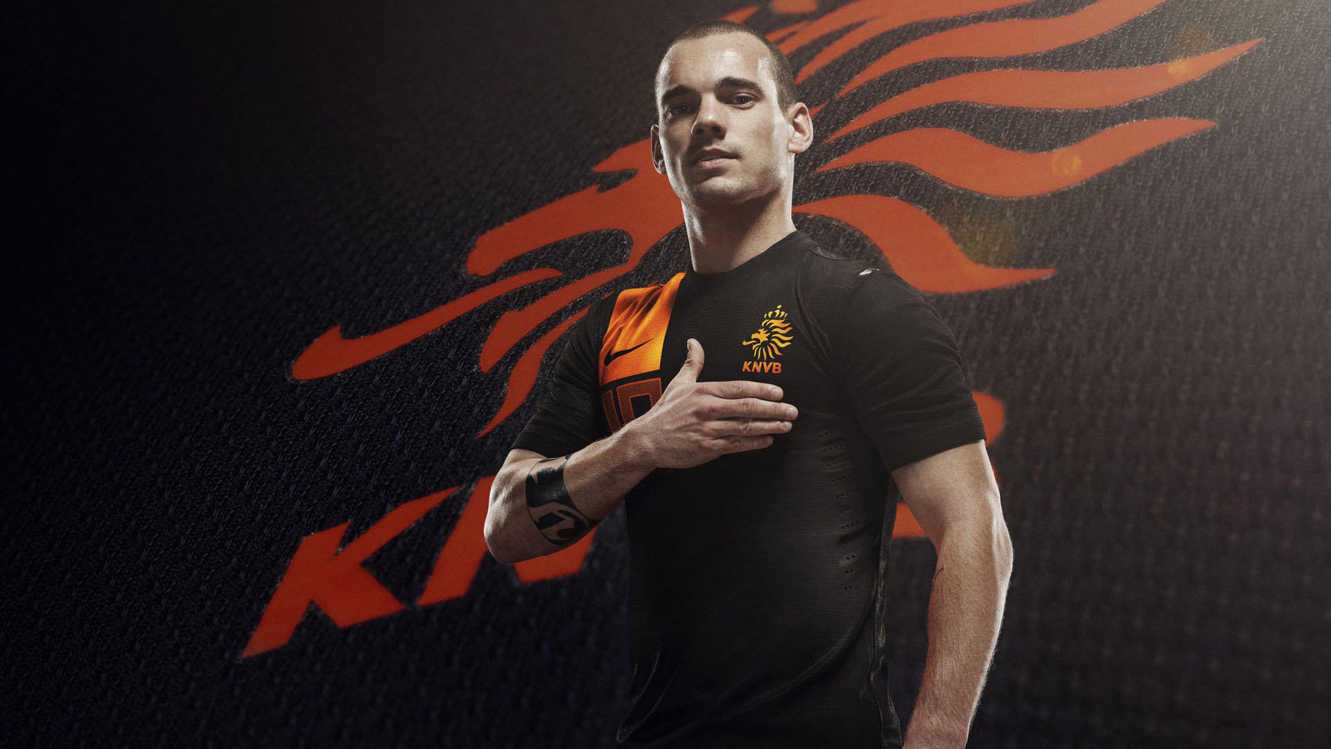 足球“90分钟不准摔倒挑战” 模拟极限对抗中保持站立